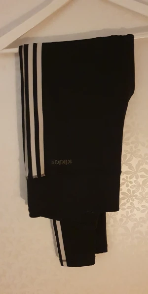 Adidas leggings  - Säljer ett par adidas leggings i stl L  Jag tycker dom är ganska stora för att vara L , märket är lite slitet men annars är det inget fel på dom. 