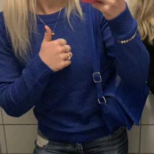 Blå tröja - Säljer denna stickade i strl s, passar nog mindre och större! Pris 150 eller bud