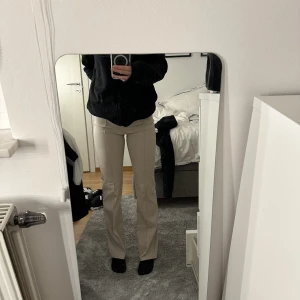 Beiga kostymbyxor i strl xs - Super fina högmidjade beiga kostymbyxor i mycket bra skick! Tyvär blivit lite för små.
