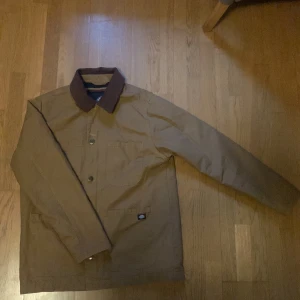Dickies jacka - En tidlös dickies jacka i perfektskick, använt max 5 gånger. Strl M