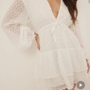 Dani Pavlica x NAKD - SÖKER DENNA KLÄNNING I VITT!!!!  KLÄNNING MED DJUP V-RINGNING FRÅN DANI PAVLICAS KOLLEKTION!  HÖR AV ER OM NI VET NÅN SOM HAR DEN