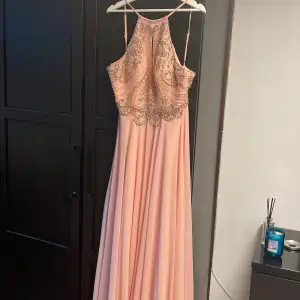 Rosa balklänning som aldrig kom till användning pga corona 2020, beställd för 2500kr helt ny och bara testad hemma, storlek 38/40. S/M. 