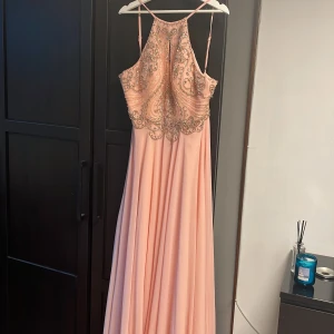 Balklänning - Rosa balklänning som aldrig kom till användning pga corona 2020, beställd för 2500kr helt ny och bara testad hemma, storlek 38/40. S/M. 