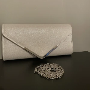 Fin väska - Vit väska med avtagbar kedja. Prislapp kvar. Hör av dig för mer information 🤍