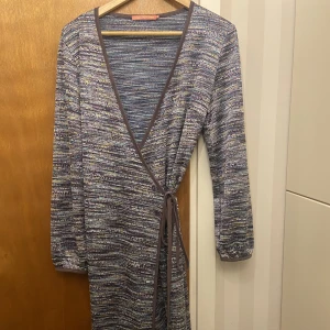 Omlottklänning - Omlottklänning, knappt använd från Pernilla Wahlgren. 