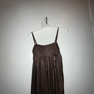 Gulligt brunt linne - Gulligt brun/lila linne från GinaTricot. Aldrig använd