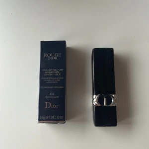 Dior läppstift ( oöppnad ) - Oöppnat läppstift från Dior, läppstiftet bredvid är ett gammalt bara för att visa hur det ser ut. Har använt samma shade i tre år, den håller väldigt bra och enkel att applicera. Inköpspris 460 kr I färgen ” 434 promenade satin”