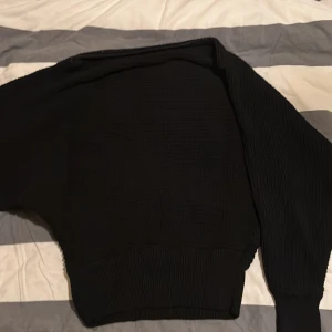 Nakd stickad tröja  - Jättebra skick! Off shoulder tröja! Ballongärmar med tightare mudd vid handleden! 