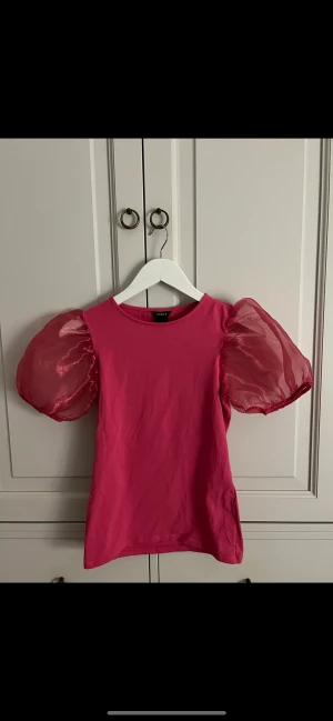 Festtopp - Festlig topp med puffärmar. Endast använd ett fåtal gånger och är i mycket bra skick! Hör av dig vid intresse. 