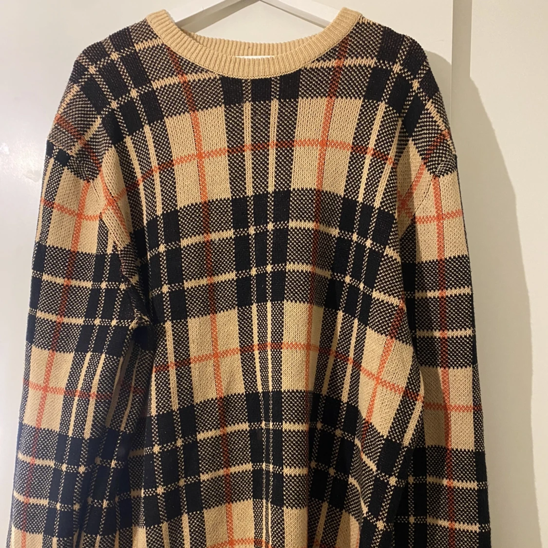 Stickad rutig tröja