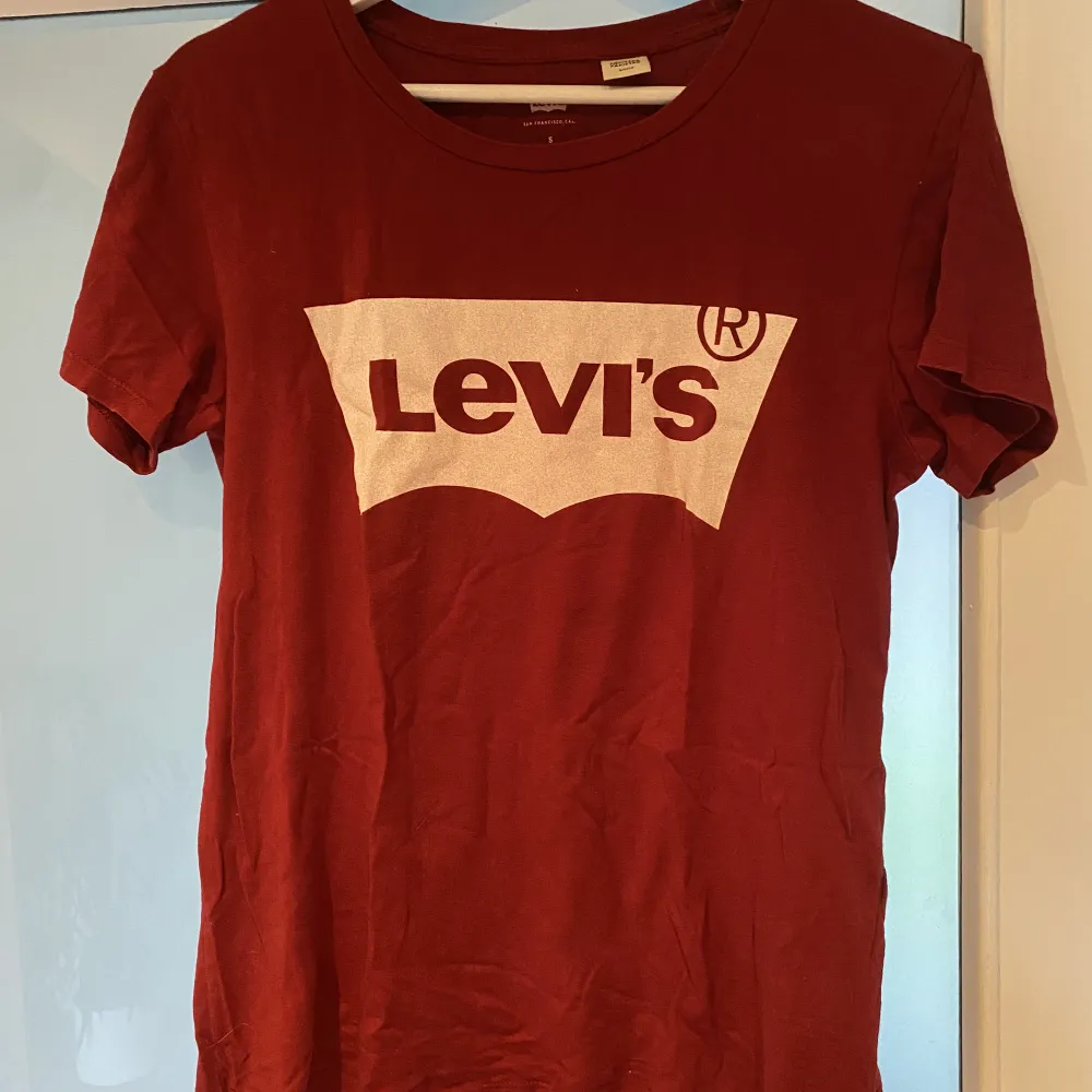 Oanvänd mörkröd Levis tröja . T-shirts.