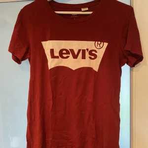 Topp - Oanvänd mörkröd Levis tröja 