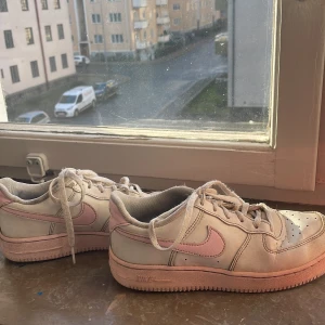 Rosa nike force 1 - Ett par välanvända skor säljer för att de inte passar mer