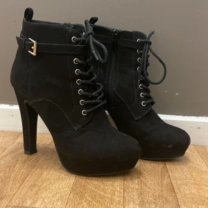 Klackskor  - Svarta klackskor. Med dragkedja på insidan. 