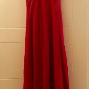 Snygg lång röd klänning 