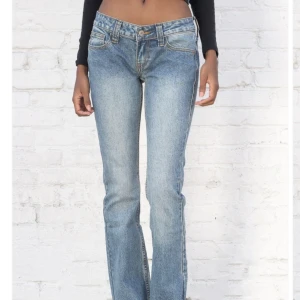 Low waist jeans - Säljer dessa oanvända byxor från brandy melville, säljer då dom intr passar. Storleken är onesize. Köparen står för frakten❤️