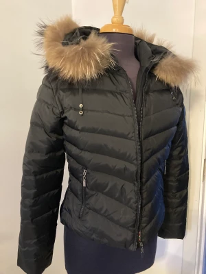 Dunjacka - Svart dunjacka från Bark of Sweden. Storlek S. Endast använd 1 gång. Nypris 2000kr. Mitt pris 400kr