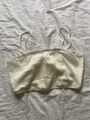 Linne från Shein - Rätt litet linne från Shein. Vitt och väldigt gulligt. Storlek S. Pris kan diskuteras!