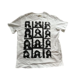 topp med tryck - super fin topp med tryck från virtue uf. Aldrig använd, har den vita!⭐️