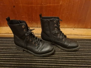 Kängor stl 37 från dinsko - Kängor stl 37 från dinsko använda en gång det ser ut som ny  Kommer från ett Rökfritt och Djurfritt hem