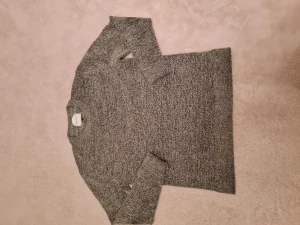 Grå stickad tröja från Carlings - Grå stickad tröja från Carlings strlk M använd 1 gång Kommer från Rökfri och Djurfri hem