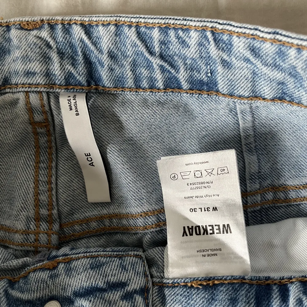 ljusblåa baggy jeans från weekday! modellen heter ACE, väldigt bra skick. storlek 31x30, jag är 166. köparen står för frakt. . Jeans & Byxor.