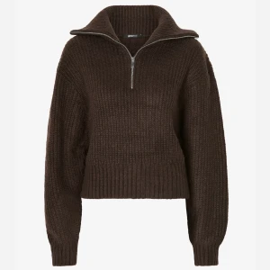 Stickad tröja med dragkedja  - En jättemysig stickad tröja från Gina tricot i stl XL men den är från petit avdelningen så den sitter ej som en XL. Passar mig bra som är S/M och är 1.73, helt oanvänd prislapp kvar. Köpt för 400 kr. Vid snabb affär kan pris diskuteras. 