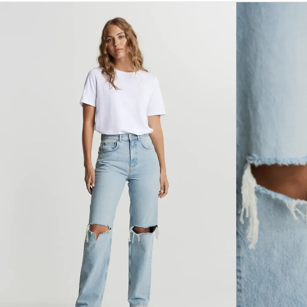Dessa skit snygga jeans med hål finns till salu i storlek 36. Jeansen har tagits hand om bra. Nypris är 500kr, jag säljer för 299kr. Kontakta mig vid frågor/fler bilder💞. Jeans & Byxor.