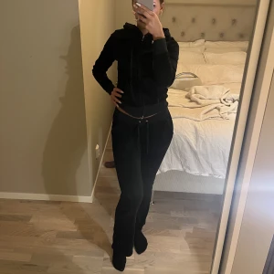 Juicy couture set lågmidjad!! - Säljer mitt juicy couture set i svart som är lågmidjat! Så snyggt! BYXOR SÅLDA❗️Cotton Velour material, alltså inte ”classic velour”.