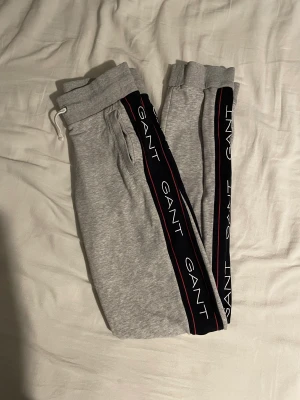 Gant mjukisbyxor - Ett par mjukisbyxor ifrån gant, säljer matchande hoodie