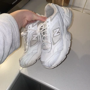 New balance skor - Säljer mina new balance skor i beige och vit färg. Använda men i bra skick. Storlek 36,5