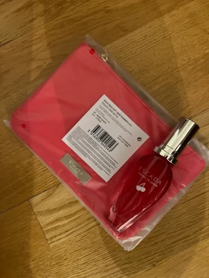 Escada Cherry In Japan Edt - Säljer dam parfym Escada Cherry In Japan Edt 30 ml parfym och ingår necessär till den. Ligger i kartong parfym är aldrig använd. Ny.   Tar emot Swish och postar.   