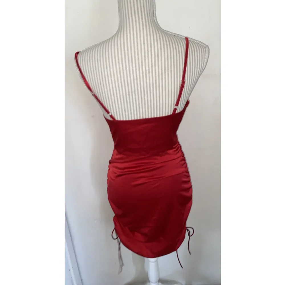 SÅ Vacker röd satin klänning i stl Small/36 ❤️ går att justera längden med banden på varje sida❤️aldrig använd ❤️. Klänningar.