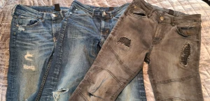Ripped Jeans Barn - ﻿Köpta på H&M. Kostar 249 kr styck i butik. Inga hål (förutom de som ska vara där i form av sliten look). Inga nedtrampade fotändar. 2 par blåa och ett par biker svarta. Alla i storlek 158 och unisex.