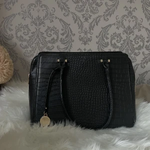 Väska - Säljer denna fina väska Knappt använd 