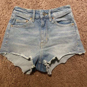 Shorts - Säljer dessa väldigt somriga och fina ljusblå shortsen från hm. Använda få gånger och väldigt bra skick. Älskade dessa shorts, men de har tyvärr inte kommit till användning på länge. Nypris ca 200kr ❤️❤️❤️  Köparen står för frakt🥰