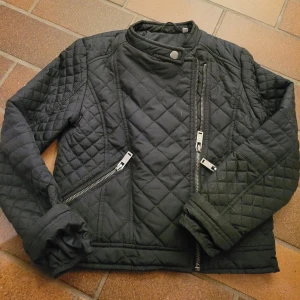 Jacka, vårjacka - Cool svart tygjacka med sned knäppning. Tunt fodrad, perfekt för våren.