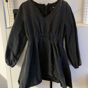 Oanvänd snygg grå/svart klänning i tjock material från Miss guided (petit) i storlek M. 