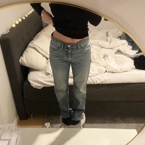 Zara Jeans  - Populära låga blåa jeans från zara! Storlek 38 💙
