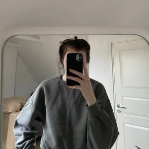 Sweatshirt - Grå sweatshirt från gina tricot. Använd ett fåtal gånger.