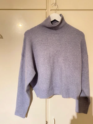 Stickad tröja - Super skön stickad tröja från ZARA. Aldrig använd. Färgen blir inte rättvis på bild, men den är ish babyblå.