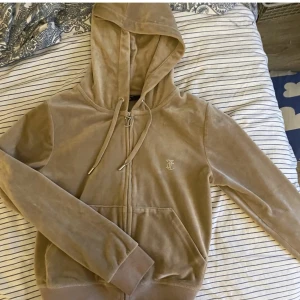 Juicy tröja - Juicy zip up tröja i strl M. Nypris 1200kr