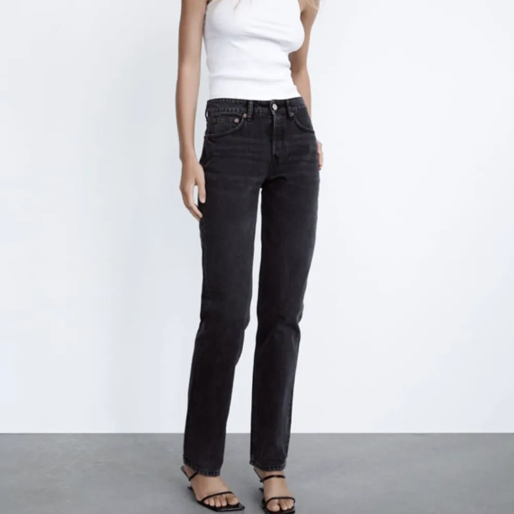Säljer mina midwaist straight zara jeans som är i fint skick, dom är även slutsålda på hemsidan🖤. Jeans & Byxor.