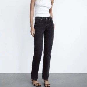 Midwaist Zara Jeans - Säljer mina midwaist straight zara jeans som är i fint skick, dom är även slutsålda på hemsidan🖤