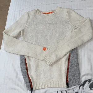 Sail Racing stickat tröja - En jättesnygg Sail racing stickat tröja som är perfekt samt passar till allt. Är jättemysig och är i storlek S men åassar främst till XS. Den har dragkedjor som man kan justera till hur man önskar. Är i färgerna grå o vit. Köparen står för frakten ❤️