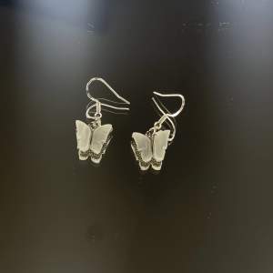 Hemmagjorda vita fjärils örhängen. 🦋Material: rostfritt stål🦋  💖vad du får med: örhängen, plupp, transparent smyckes burk💖 intresserad? Tryck köp nu!