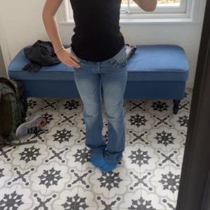 Lågmidjade hm jeans - Säljer dom finaste jeansen från hm. Inte jätteanvända och köpte i spanien i sommras. Strlk 34 men passar mig med 32, stretchiga❤️