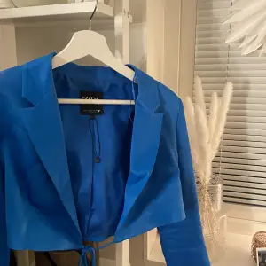 En blå croppad blazer med snörning från zara💙💙