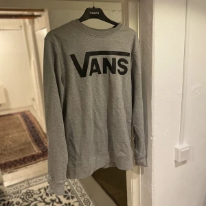 Vans tröja  - Grå Sweatshirt från vans med svart text. Tröjan är i storlek S och är i bra skick 