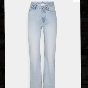 Weekday Jeans - Säljer dessa smickrande jeans från weekday då de tyvärr är för stora på mig. Modellen säljs inte längre och passformen är mid/low där fram och mid där bak. Köptes för 600kr och inga tecken på defekter eller användning. Köparen står för frakten.